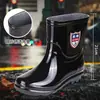 Botas de chuva impermeáveis, resistentes ao desgaste e antiderrapantes, de cano médio, com solas grossas, disponíveis em tamanhos grandes, resistentes a óleo e forradas com fleece para uso no inverno.