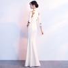 Vestido de Noche para Banquete para Mujer 2026 Nuevo Elegante Cuello Alto Blanco Cheongsam Digno y Elegante Vestido de Coro Cola de Pez