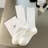Meias Femininas de Cano Médio Novas Outono/Inverno 2025, Meias Vermelhas Estilo Japonês Ankela, Meias Versáteis de Puxar Venda por Atacado