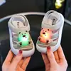 2026 Novos Sapatos Luminous de Ursinho para Crianças Pequenas Sandálias Impermeáveis de Verão Solado Macio Anti-Atrito para Praia Sapatos de Bebê para Aprender a Andar