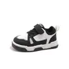 Tênis Baixo Infantil 2026 Primavera e Outono Novos Sapatos Pretos e Brancos para Meninos Tênis Esportivos Casuais para Meninas Estilo Coreano Sapatos Brancos para Bebê
