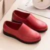 Zapatos populares de PVC para madres de mediana edad y ancianos, cómodos para usar al aire libre, antideslizantes, de suela blanda, mocasines de trabajo impermeables