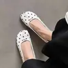 Sapatos slip-on populares de estilo francês para mulheres, novo modelo outono 2026, salto grosso, bico fino, sapatos versáteis de bico dividido, sapatos rasos baixos