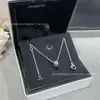 Nuevo Estilo Collar de Perlas Doradas Pequeñas Incrustado con Diamantes Diagonales, Patrón de Diamantes, Inspirado en Chanel, Oro Rosa de 18K, Cadena Ligera de Lujo Coco Moonlight para Clavícula
