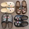 Zuecos cerrados para mujer para uso en casa, pantuflas antideslizantes para baño para bañarse en verano, de suela blanda, ligeros, se pueden usar afuera, pantuflas para hombre