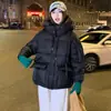 Jaqueta de Algodão com Capuz Color Block Fashionável Estilo Coreano para Mulheres, Super Moderna e Estilosa para o Inverno de 2026, Jaqueta Puffer de Corte Amplo para Figuras Baixas