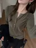 Camiseta de manga larga para mujer estilo coreano W2026 con diseño de botones de color liso, simple y versátil, adelgazante, adecuada para usar en capas o como prenda exterior