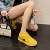 Zapatillas Amarillas con Estrellas Xiaolangte para Mujer Versátiles Estilo Retro Americano Popular entre Celebridades de Internet Diseño de Nicho Mocasines Deportivos para Hombre