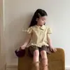 Nuevo Estilo 2026 Camisa de Muñeca Francesa para Niñas, Manga Corta, Camisa de Verano con Lunares para Niños, Conjunto Versátil de Dos Piezas con Shorts