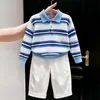 Roupas infantis coreanas 2026 outono novo conjunto de suéter de malha com gola polo listrada azul e calça reta branca infantil