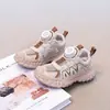Sandalias Cerradas para Niñas 2026 Verano Nuevo Estilo Malla Hueca Transpirable Zapatos Versátiles de Moda Tenis de Moda para Niños
