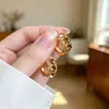 Aretes de clip de lujo ligero de moda, brazaletes para oreja versátiles, temperamento, personalidad, modernos, aretes de celebridad de internet, aretes pequeños exquisitos, al por mayor, oro