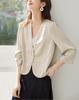 Chaqueta de Satén Elegante y Sencilla para el Trabajo, Ligeramente Arrugada, de Manga Tres Cuartos y Cuello en V para Mujer, Nuevo Top Otoño 2025