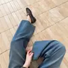 Calça jeans de caimento delicado e macio, extremamente confortável de usar, em um suave azul névoa, elegante calça pantalona slim-fit, novidade para o outono de 2026