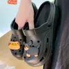 Zapatos de Agujeros EVA Transpirables 2026 Verano Cómodos Lindos Exteriores Enfermera Nuevo Estilo Sandalias para Exteriores