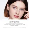 Bastão Hidratante Multi-Efeito Rosa Volumizador. A Textura é Úmida, Delicada e Suave, Proporcionando Hidratação à Pele Seca e Deixando-a Macia e Flexível