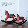 Caballo mecedor rojo de madera con adornos de animales, artesanías nórdicas sencillas de madera para sala de estar, oficina y decoración creativa para el hogar.