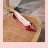 Primavera 2023, nuevos zapatos de tacón alto grueso y puntiagudo para mujer, con lazo de perla francesa, zapatos de boda rojos de tacón medio