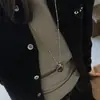 Colar com pingente de coração em pedra natural estilo coreano, um design de nicho para mulheres, oferecendo um toque de luxo discreto e moda, perfeito para usar em camadas e como acessório de clavícula ou gargantilha.