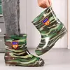Botas de lluvia impermeables para hombre, de caña alta, forradas de polar, puntera corta, hasta la pantorrilla, adecuadas para usar en la cocina, para pescar y como zapatos de goma antideslizantes