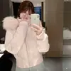 Chaqueta corta de algodón con capucha de piel sintética rosa para mujer, nuevo estilo de invierno, súper elegante, cintura ajustada, cuello grande de piel sintética, chaqueta de algodón versátil