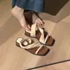 Sandálias Chuyuji de sola grossa e bico quadrado com uma tira para mulheres, adequadas para uso ao ar livre, estilo vintage, podem ser combinadas com saias, sandálias e chinelos de uso duplo