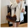 Nova coleção outono/inverno: bolsa de axila retrô com estampa de veado para mulheres, apresentando um design sofisticado com adornos de miçangas, uma bolsa de ombro de pelúcia versátil