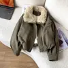 Chaqueta de trabajo corta estilo europeo de imitación de lana de cordero con cuello de solapa, forrada de forro polar y engrosada, diseñada para mujeres petite.