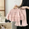 Conjunto de punto para niña de otoño e invierno: suéter con lazo y pantalones acampanados de punto trenzado con pelo sintético de visón, un conjunto de dos piezas