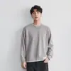 Suéter de malha masculino de outono, novo, texturizado, solto, de manga comprida, com visual de duas peças em camadas e gola redonda