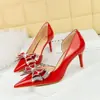 638-Ah17 Zapatos de tacón alto de aguja para mujer, estilo europeo y americano, de moda, para banquetes, punta fina, boca poco profunda, charol, lazo de pedrería, planos