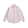Camisa listrada bordada com rosto sorridente estilo americano, unissex, moderna, casual, com proteção solar, modelagem solta, versátil e adequada como camisa para casais ou peça de sobreposição.