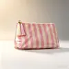 2026 Nueva Bolsa de Maquillaje Rayada de PVC con Cremallera de Borla Bolsa de Almacenamiento Cosmético Bolsa de Artículos de Tocador de Viaje Impermeable