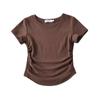 Camiseta de verano nueva con cuello redondo, cintura alta y dobladillo curvo ajustado plisado para mujer en ambos lados del diseño.