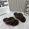 Primeiro Encontro com o Estilo Coreano Outono/Inverno 2026 Novas Pantufas Peludas para Mulheres, Uso Externo, Sandálias de Dedo, Pantufas Peludas com Solado Grosso, Modernas