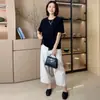 Camiseta top de moda de dos piezas falsas con mangas cortas retorcidas, nuevo diseño de verano 2026, corte holgado, adelgazante y favorecedor