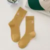 Meias de algodão para primavera e outono, meias até a panturrilha para meninas, meias da moda para estudantes, pretas e brancas com letras R, estilo coreano, meias esportivas de rua