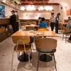 Mesa e Cadeiras de Jantar de Restaurante Ocidental Estilo Chinês Moderno, Cadeiras de Jantar Estofadas Macias Estilo Antigo, Mesa e Cadeiras de Jantar de Restaurante Temático de Restaurante de Fast-Food Italiano