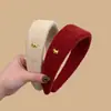 Diadema de Lana Roja Suave Estilo Año Nuevo con Ala Ancha y Etiqueta Dorada de Cabeza de Cachorro para Mujer, Sensación de Alta Gama, Diadema que No Aprieta, Accesorio para el Cabello