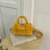 Bolso de mano casual de moda nuevo para principios de otoño de 2026, Boston de alta estética para el trabajo, bolso de hombro y cruzado