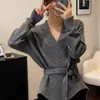 Suéter vermelho de gola estilo francês para Ano Novo para mulheres, novo top de malha casual para o outono e inverno de 2026