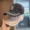 Boné de Baseball com Letra de Strass para Mulheres, Chapéu Quente de Outono e Inverno, Moda Coreana Versátil Boné Bico de Pato de Pelo de Visão Ins