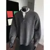 Nova coleção de outono: Suéter masculino pulôver texturizado estilo CityBoy japonês com design retrô inspirado em Hong Kong, apresentando um visual de duas peças falsas e gola Henley