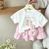 Conjunto de dos piezas de verano para niñas, ropa infantil de estilo nuevo con camiseta holgada de manga corta y falda de pastel, versión coreana de moda