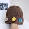 Touca de Lã Fashion com Patch de Flor Doce para Mulheres Inverno Nova Versátil Casual de Tricô para Afastar o Frio e Manter Aquecido Touca de Puxar
