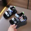 Sandálias Infantis com Luzes 2025 Novo Verão Estilo Coreano Crianças Pequenas e Crianças Mais Velhas Respiráveis Solado Macio Sapatos de Praia Sapatos de Menino