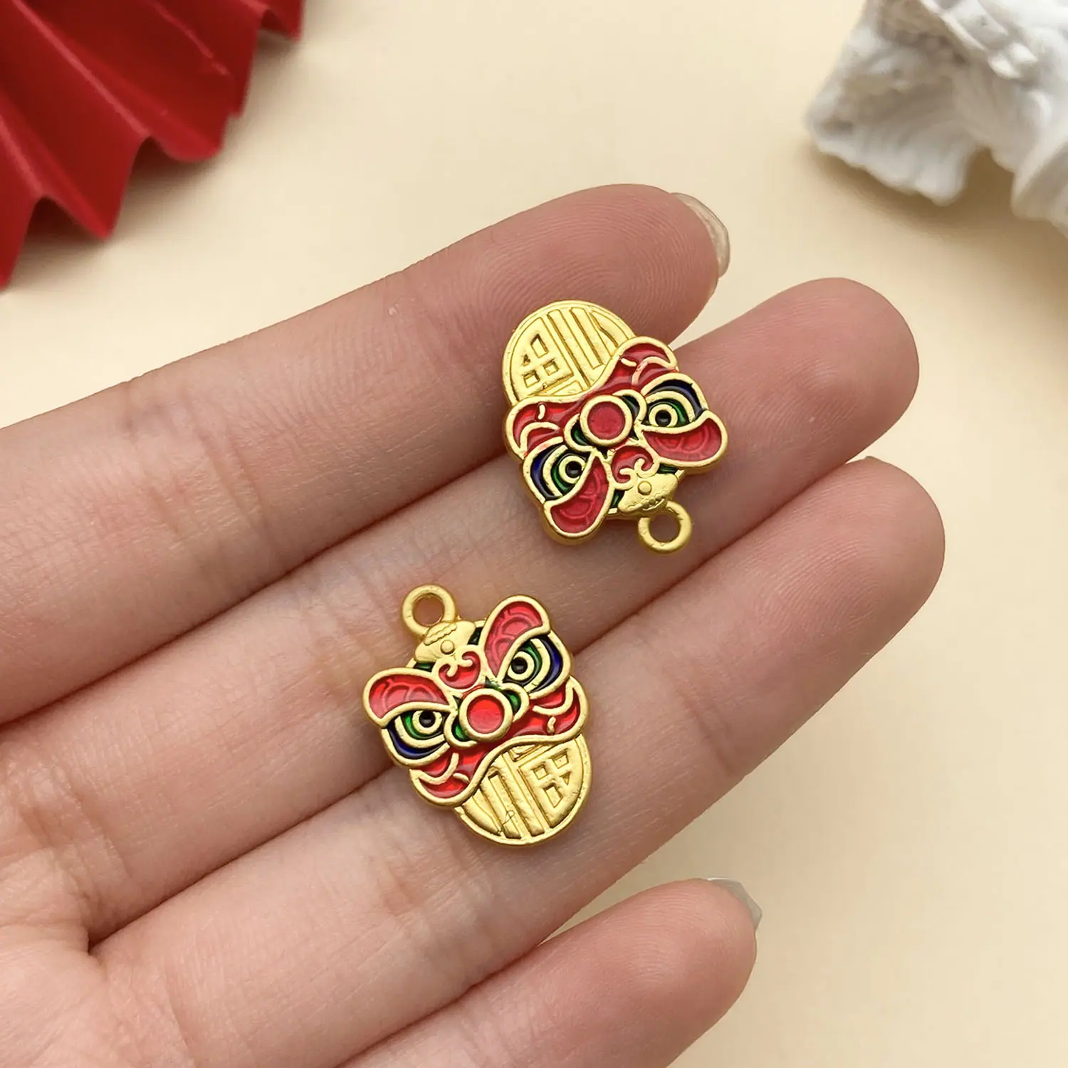 22757-ZY2-红色滴油古法金哑金福字醒狮19x14mm