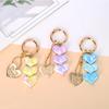 Llavero con colgante de coche con forma de corazón, cadena creativa con cuentas, accesorios pequeños y frescos para auriculares y bolsos.