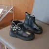Botas estilo Martin para meninas, nova coleção outono/inverno 2026, sapatos infantis com laço, botinhas de inverno retrô estilo britânico para meninas pequenas