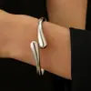 Europa y Estados Unidos exageraron el diseño geométrico liso de pulsera de resorte abierto joyería al por mayor pulsera brazalete femenino